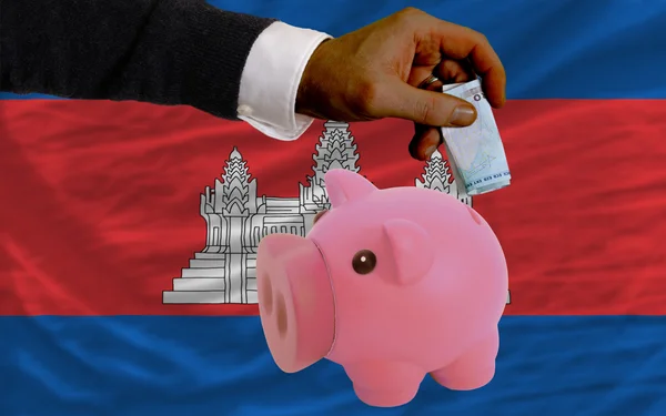 Financiering van euro naar piggy rijke bank nationale vlag van Cambodja — Stockfoto