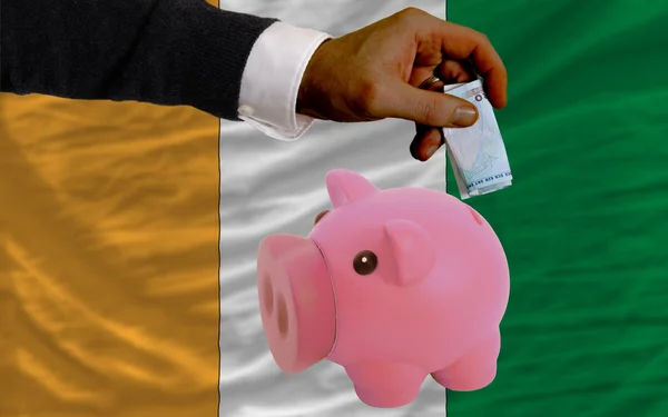 Finanzierung von Euro in Sparschwein reiche nationale Flagge der Cote Ivore — Stockfoto