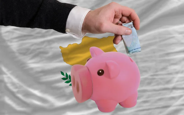 Finanzierung von Euro in Sparschwein reiche Bank Nationalflagge Zyperns — Stockfoto