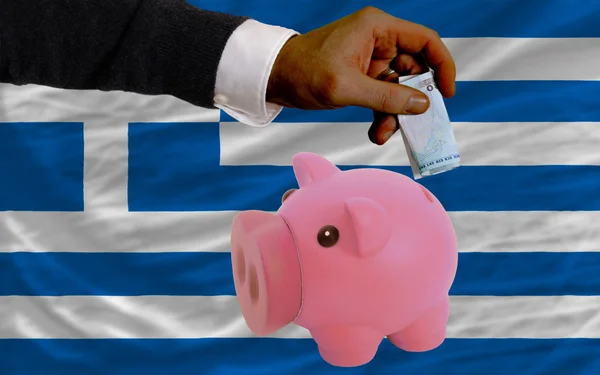 ギリシャの国旗を銀行貯金箱のリッチ ユーロの資金 — ストック写真