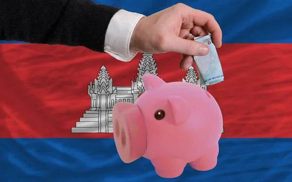 Financiering van euro naar piggy rijke bank nationale vlag van Cambodja — Stockfoto