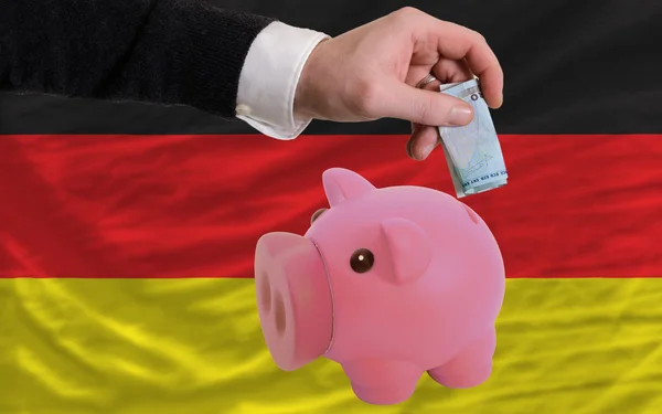 Financiación del euro en una alcancía rica Bandera nacional de Alemania — Foto de Stock