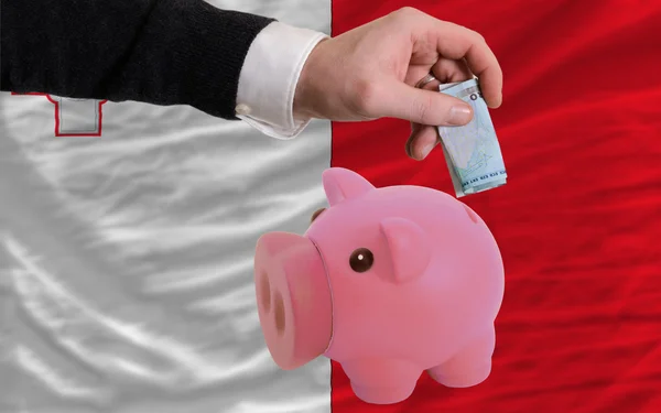 マルタの国旗を銀行貯金箱のリッチ ユーロの資金 — ストック写真