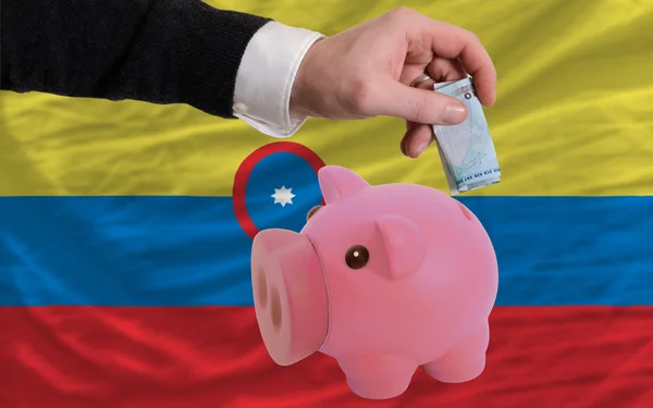 Financiación del euro en una alcancía rica Bandera nacional de Colombia —  Fotos de Stock