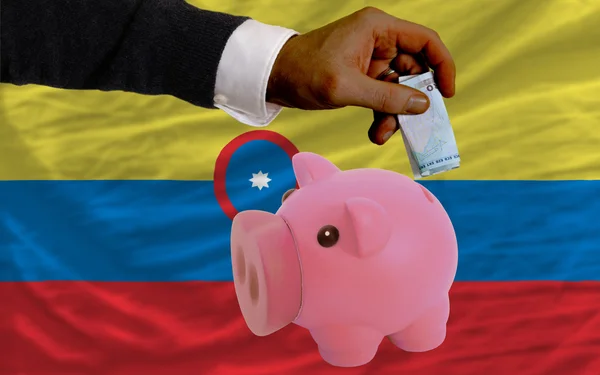 Financiering van euro naar piggy rijke bank nationale vlag van columbia — Stockfoto