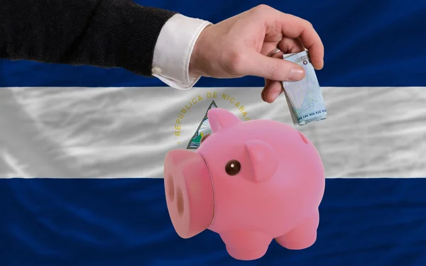 Financiación del euro en una alcancía rica Bandera nacional de nicaragua — Foto de Stock