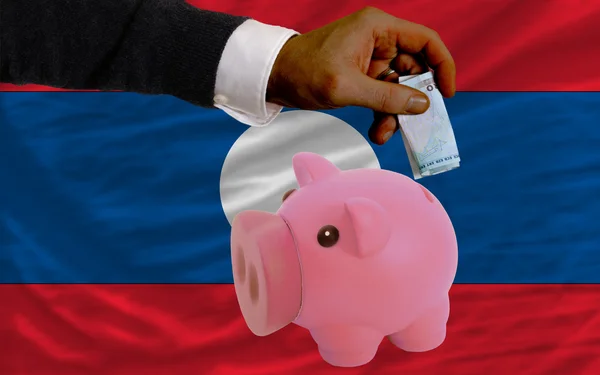 Финансирование евро в копилку национального флага Лаоса — стоковое фото