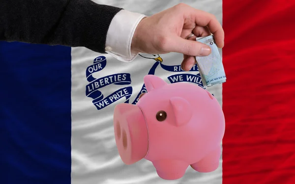 Financiering van euro naar piggy rijke bank vlag van de Amerikaanse staat iowa — Stockfoto