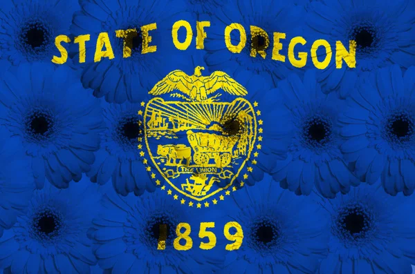 ガーベラの花を持つアメリカ オレゴン州の様式化された旗 — ストック写真