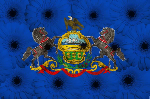 Stiliserade flagga amerikanska delstaten pennsylvania med gerbera — Stockfoto