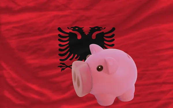 Porquinho rico banco e bandeira nacional de albania — Fotografia de Stock