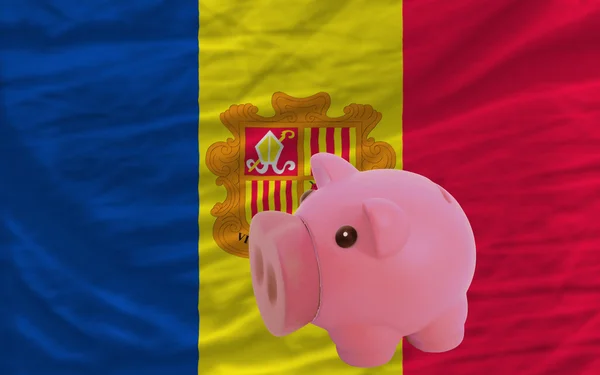 Piggy rijke bank en de nationale vlag van andorra — Stockfoto