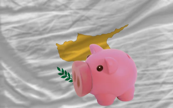 Porquinho rico banco e bandeira nacional de cyprus — Fotografia de Stock