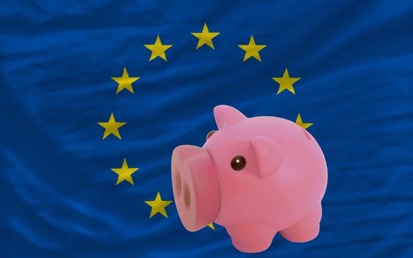 Piggy rijke bank en de nationale vlag van Europa — Stockfoto