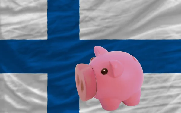 Piggy bank bogaty i Flaga narodowa Finlandii — Zdjęcie stockowe