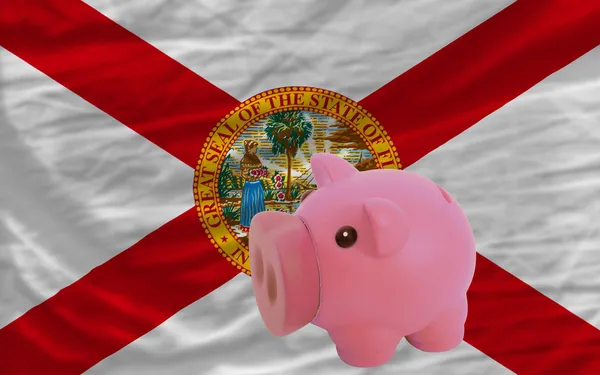 Копилка богатого банка и флаг американского штата Флорида — стоковое фото
