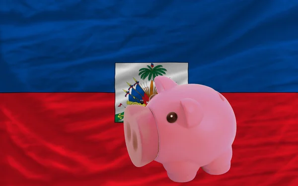 Piggy bank bogaty i flagi narodowej Haiti — Zdjęcie stockowe