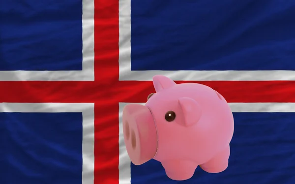 Rika piggy bank och nationella flagga Island — Stockfoto