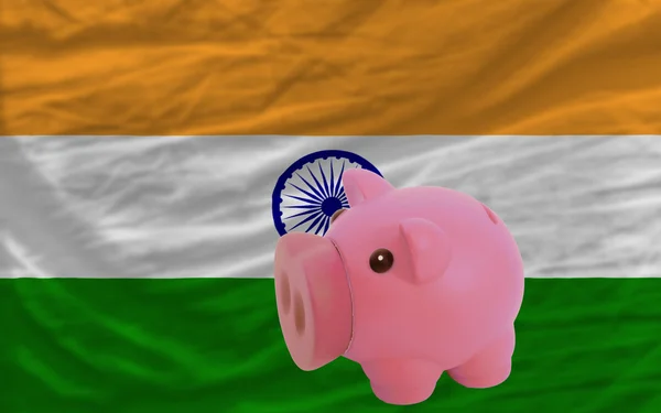 Piggy rijke bank en de nationale vlag van van india — Stockfoto