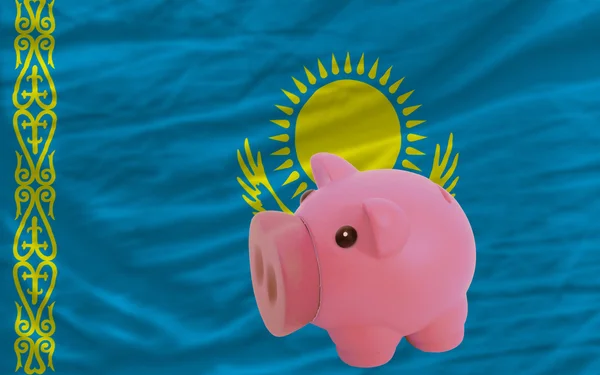 Piggy rijke bank en de nationale vlag van Kazachstan — Stockfoto