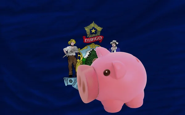 Zengin Piggy banka ve maine Amerikan Devlet bayrağı — Stok fotoğraf