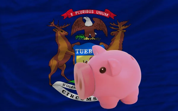 Prasátko bohaté bankou a vlajkou amerického státu michigan — Stock fotografie