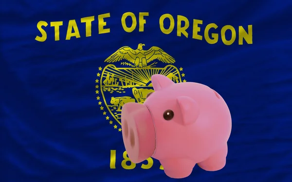 Piggy banco rico e bandeira do estado americano de oregon — Fotografia de Stock