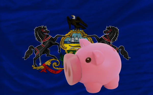 Piggy rijke bank en de vlag van de Amerikaanse staat pennsylvania — Stockfoto