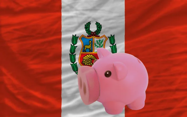 Prasátko bohaté banky a státní vlajka Peru — Stock fotografie