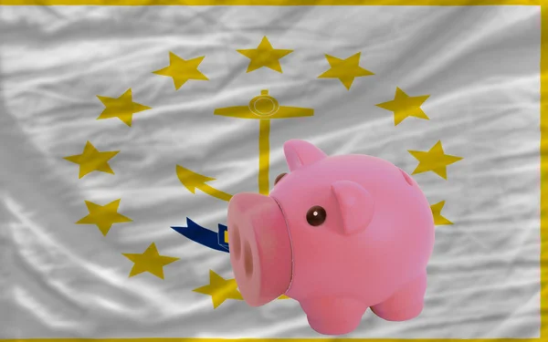Piggy bank bogaty i flagi z amerykańskiego stanu z rhode island — Zdjęcie stockowe