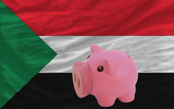 Porquinho rico banco e bandeira nacional de sudan — Fotografia de Stock