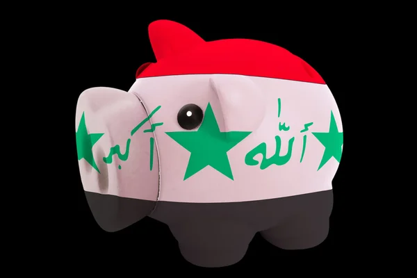 Piggy rijke bank in kleuren nationale vlag van Irak voor het opslaan van mon — Stockfoto