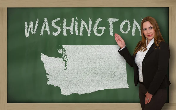 Teacher showing map of washington on blackboard — Stock Photo, Image