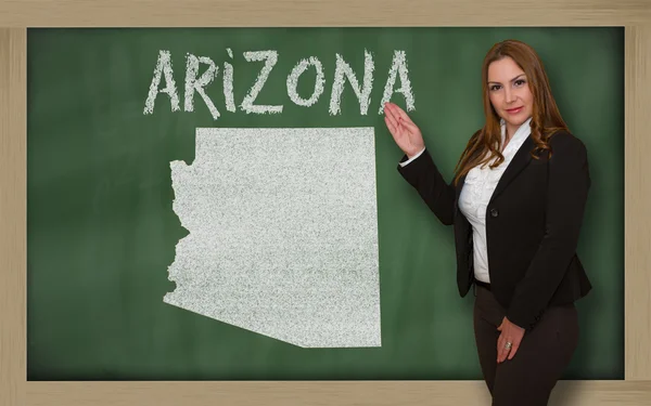 Teacher showing map of arizona on blackboard — Stock Photo, Image