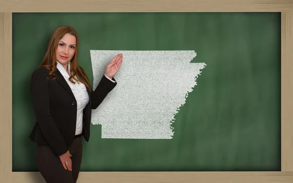 Teacher showing map of arkansas on blackboard — Stock Photo, Image