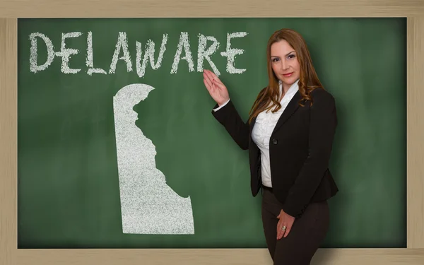 Teacher showing map of delaware on blackboard — Stock Photo, Image