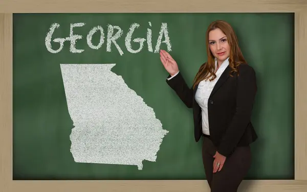Profesor mostrando mapa de georgia en pizarra — Foto de Stock