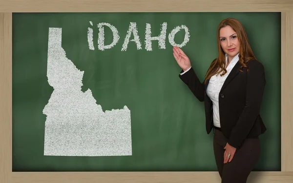 黑板上的爱达荷州老师显示地图 — 图库照片