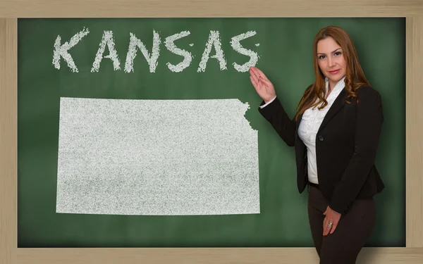 Teacher showing map of kansas on blackboard — Stock Photo, Image