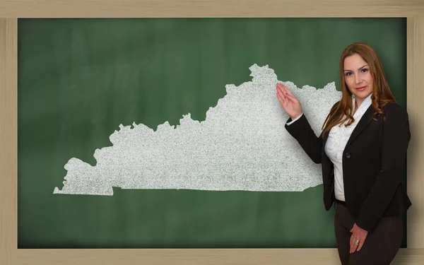 Teacher showing map of kentucky on blackboard — Stock Photo, Image