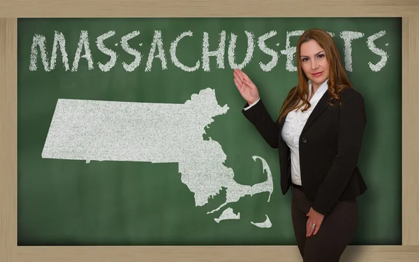 Öğretmen gösteren haritada blackboard Massachusetts — Stok fotoğraf