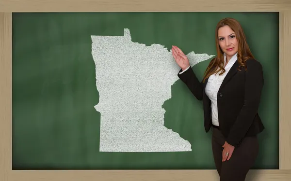 Teacher showing map of minnesota on blackboard — Stock Photo, Image