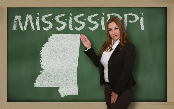 Teacher showing map of mississippi on blackboard — Stock Photo, Image