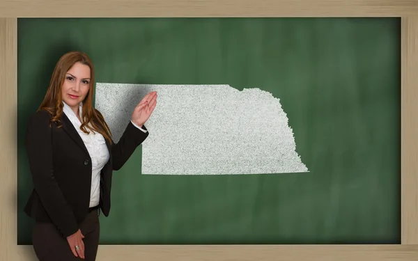 Teacher showing map of nebraska on blackboard — Stock Photo, Image