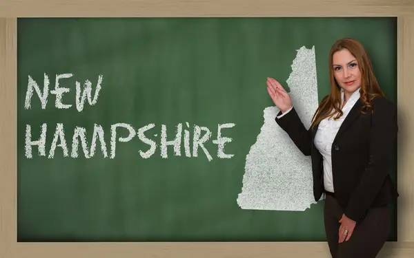 Учитель показывает карту нового Хэмпшира на доске — стоковое фото