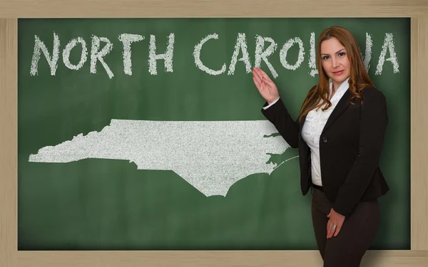 Teacher showing map of north carolina on blackboard — Stock Photo, Image