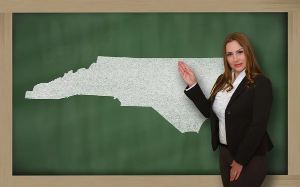 Teacher showing map of north carolina on blackboard — Stock Photo, Image