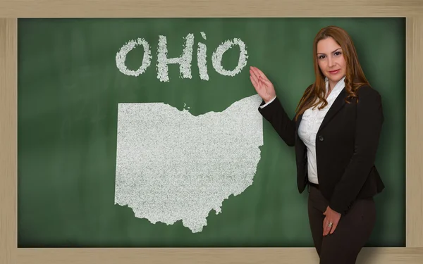 Teacher showing map of ohio on blackboard — Stock Photo, Image