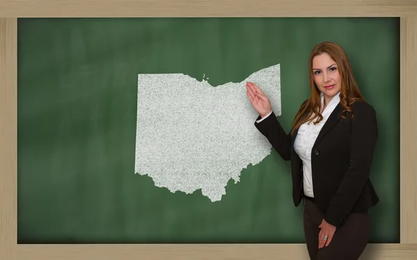 Teacher showing map of ohio on blackboard — Stock Photo, Image