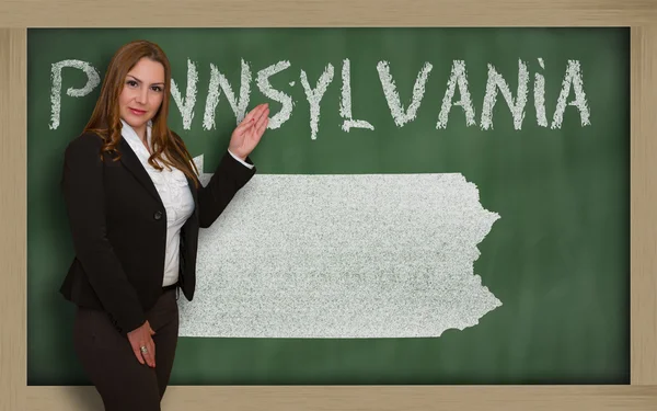 Учитель показывает карту Пенсильвании на доске — стоковое фото